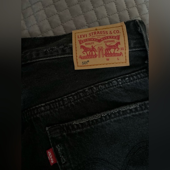 Black Ripped Levi Jeans - Picture 3 of 3